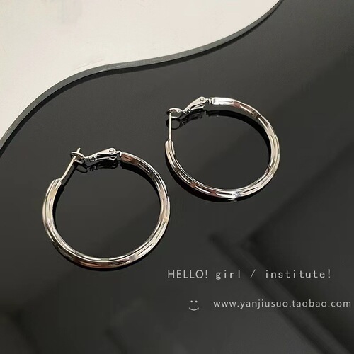 Earring with unique small-town design, high-end cold elegance, minimalist hoop earrings,  new earrings