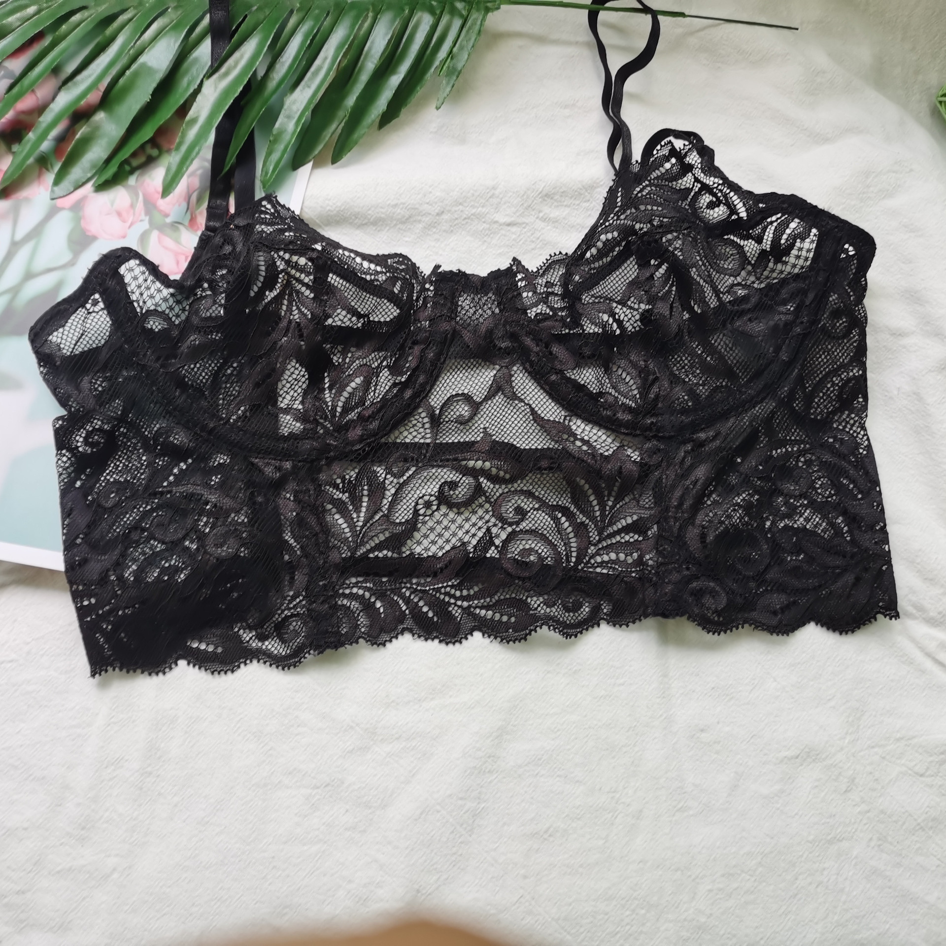 Jauna seksīga veļas veste ar mežģīņu izšuvumu un perspektīvu izdobtu krūštura komplektu sieviešu stringiem._voghion.com