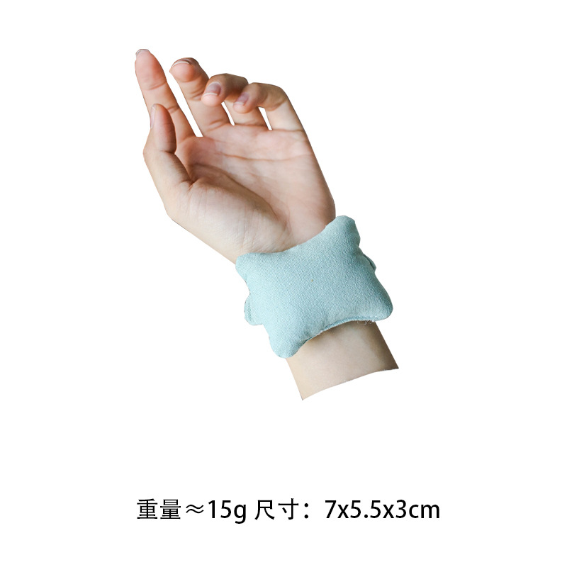 Эластичная подушечка на запястье из синего хлопка.