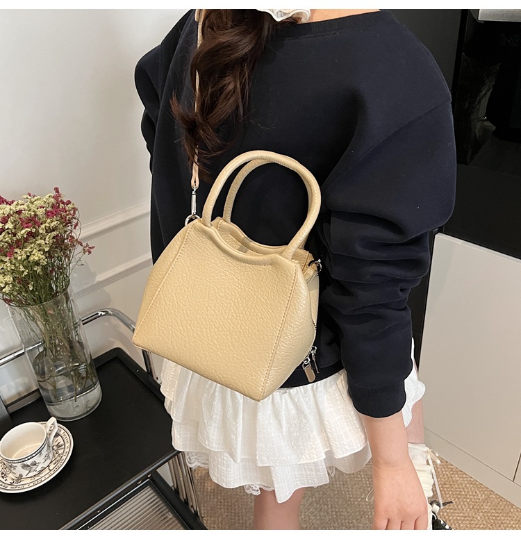 This is a unique, stylish and casual women's bucket bag for the summer of 2025. It's a Korean style single-shoulder crossbody women's bag with a sense of fashion undefined