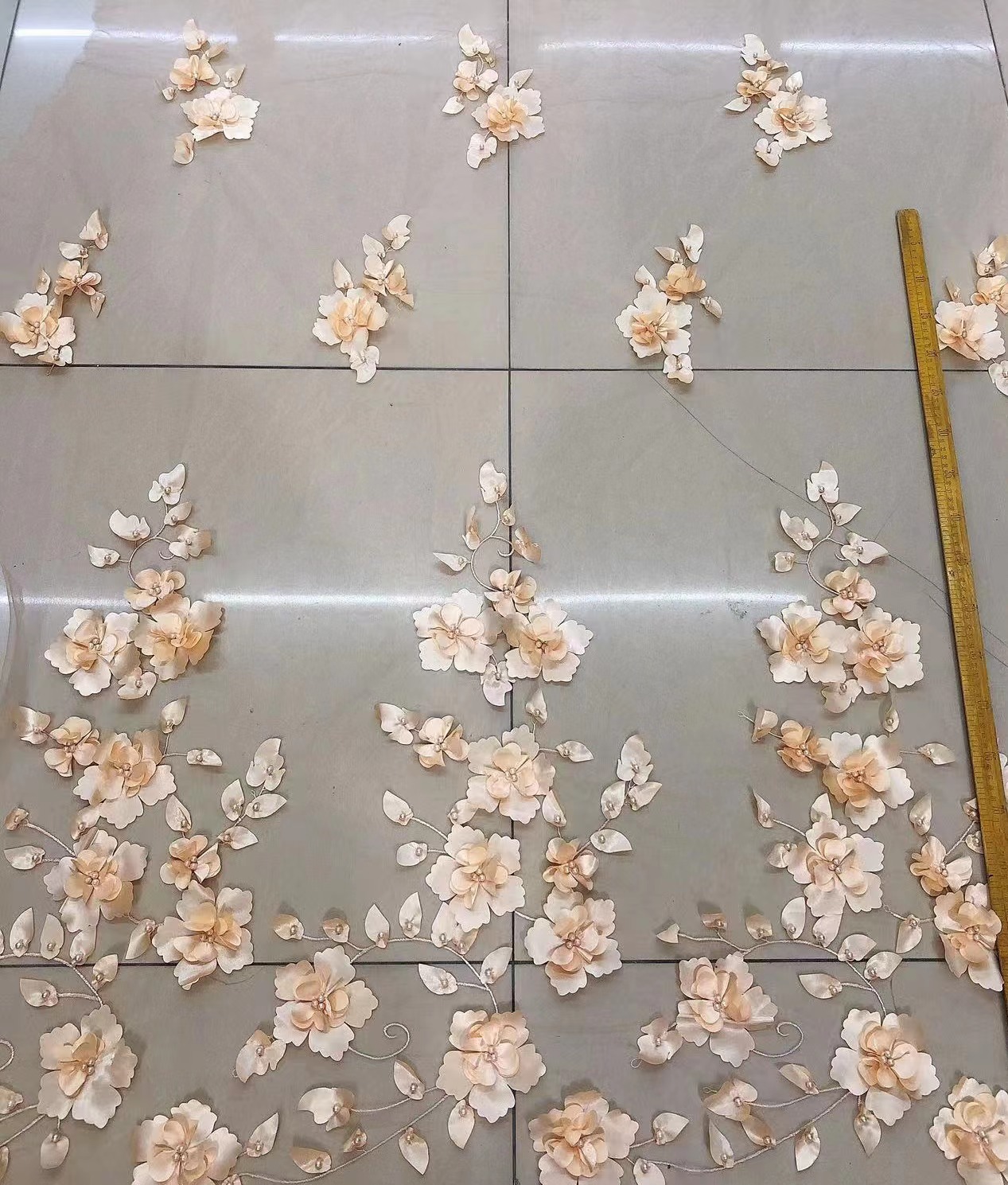 3D bordado tela de malla hecha a mano con cuentas tridimensional bordado tela primavera y verano ropa vestido de tela en stock venta al por mayor