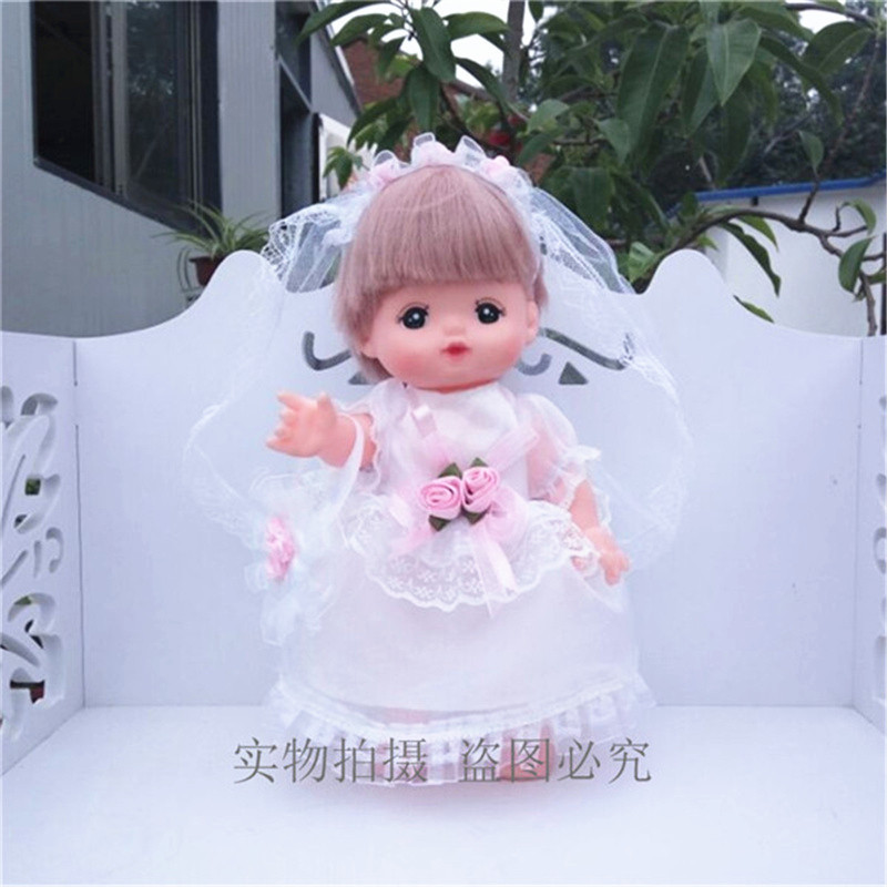 複数の米露楽吉児の小美楽人形は服の部品の看護師服の背もたれのズボンの量が大きいです。