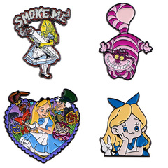 夢の奇遇のストーリのブローチのバッジの服装のリュックサックのアクセサリーはピンを飾って国境を越えてよく売れています。