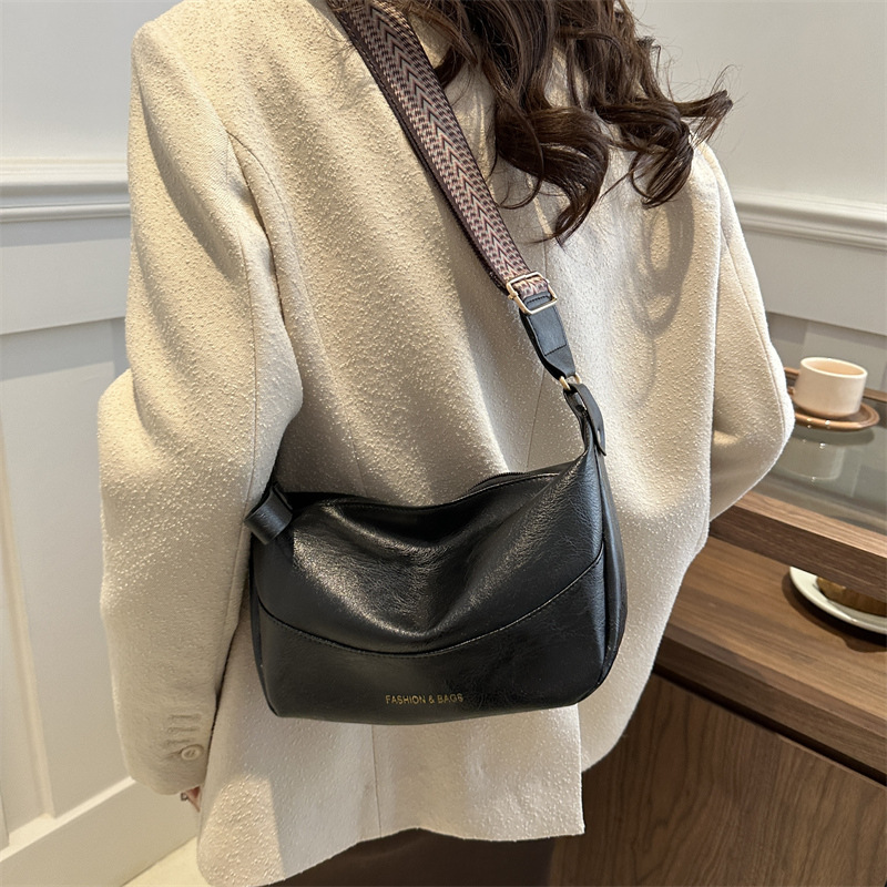 2024 moda Primavera pequeño bolso de las mujeres simple estilo retro bolsa de dumpling portátil suave Pu hombro bolsa de mensajero de moda transfronteriza
