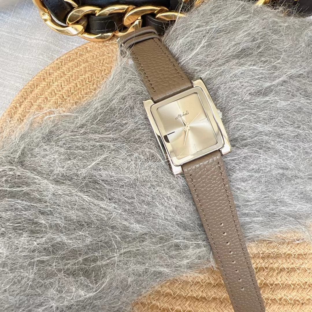 メリッサMishaliの新型銀色の四角形のベルトの腕時計の女性の時計のシンプルな大きい文字板の小さい大衆は金を生放送します。