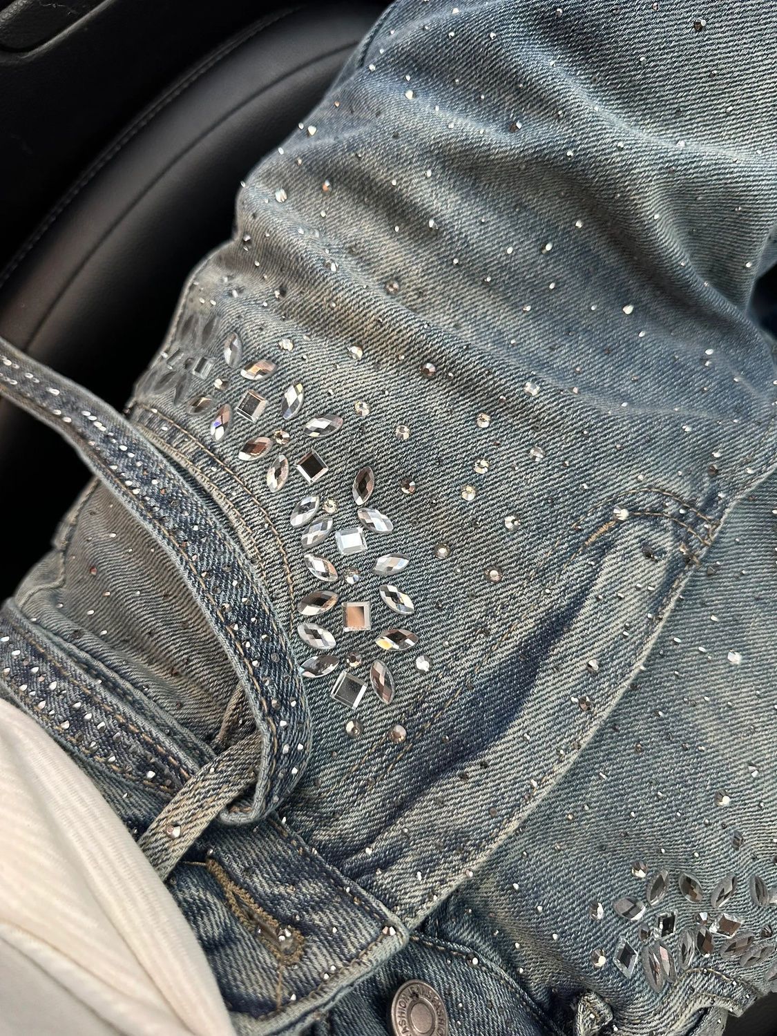 Damjeans med rak passform och hög midja med strassdetaljer_voghion.com