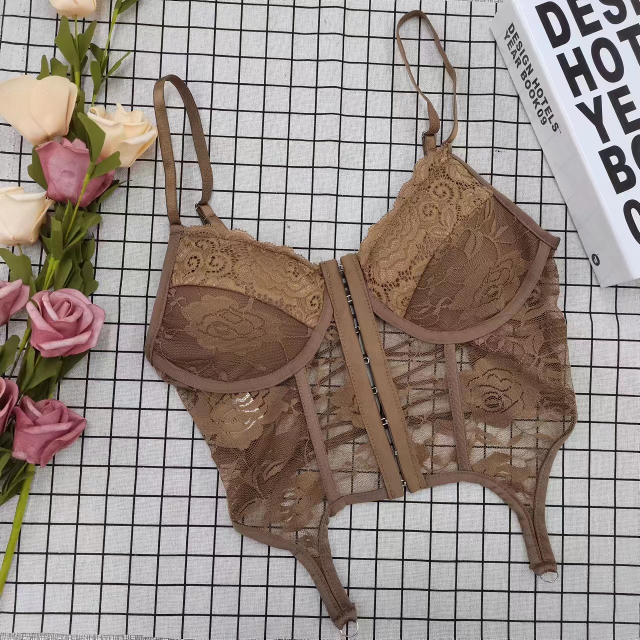 INS moda sexy europea y americana sin espalda correa cruzada correa de encaje de las mujeres irregulares pecho halagador chica caliente chaleco superior