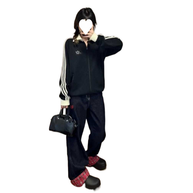 同じタイプの赤い本は、2つのワッフルの3つのストライプのスタンドカラーのカジュアルなファッションのゆるいジャケットの男女を推薦します|undefined