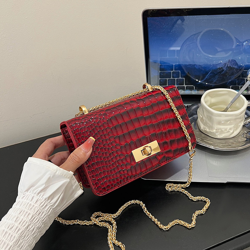 Zəncirli parlaq lak çanta — kiçik kvadrat çarpaz çiyin çantası