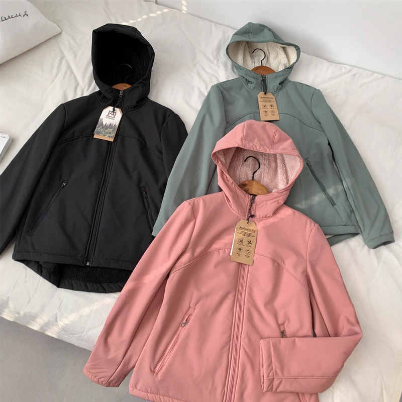 Found a Foreign Store Item for 690. Selling a Canadian Women's Autumn/Winter Outdoor Style Casual Fleece-Lined Softshell Jacket