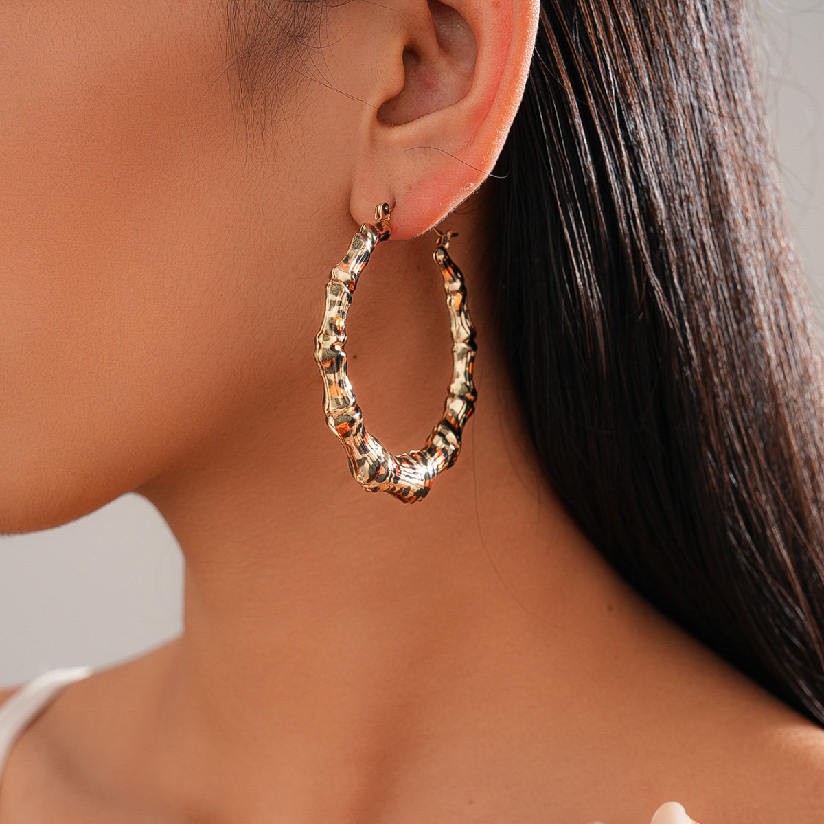 Europa y América leopardo geométrico redondo pliegue botón de bambú otoño y invierno retro simple personalidad de moda alta sensación pendientes para mujeres