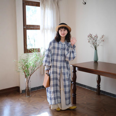 日本の格子の長いワンピースの女性の春の新型の怠惰な文芸のゆったりしている百合の年齢の灯籠の袖のシャツのスカート