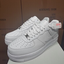 ����ЬAF1���˿վ�һ��С��Ь�Ͱ���Ů���а�Ь��óֱ������ֱ��