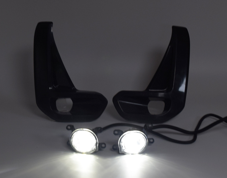 Suitable for 21 Toyota helax RECCO front fog light assembly pickup daytime running light bumper light fog light combination