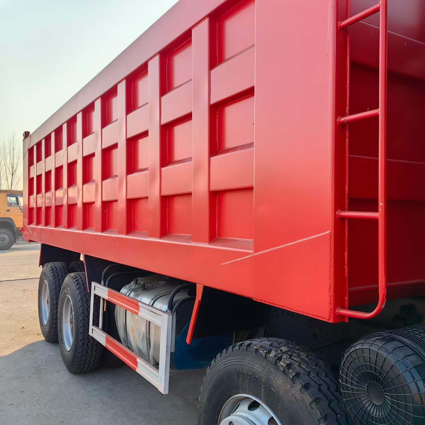 Export model: Shaanqi Delong 8x4 dump truck, 380 horsepower, oil pump, rear eight-wheel mining engineering vehicle, rear-tipping truck