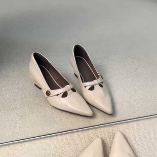 �F؛��l�߼��К��|ͨ��ЬŮһ�_��ɽ�軨���^�@�ݲ����_�⴩��Ь