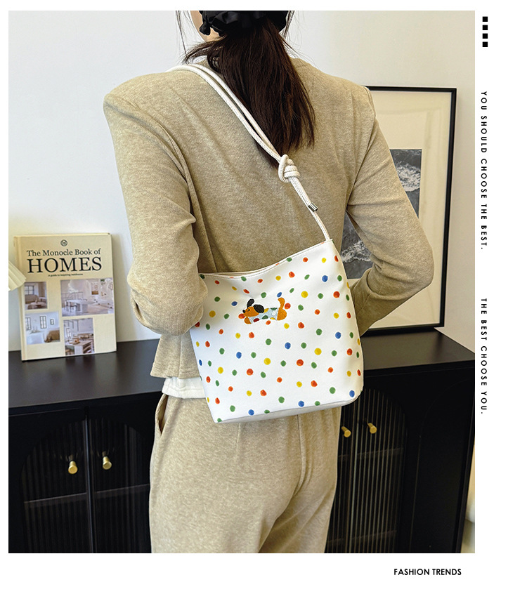 This year, polka dot canvas bags are in vogue for women's autumn and winter 2024. The new versatile commuter single-shoulder crossbody bag is in vogue details Picture