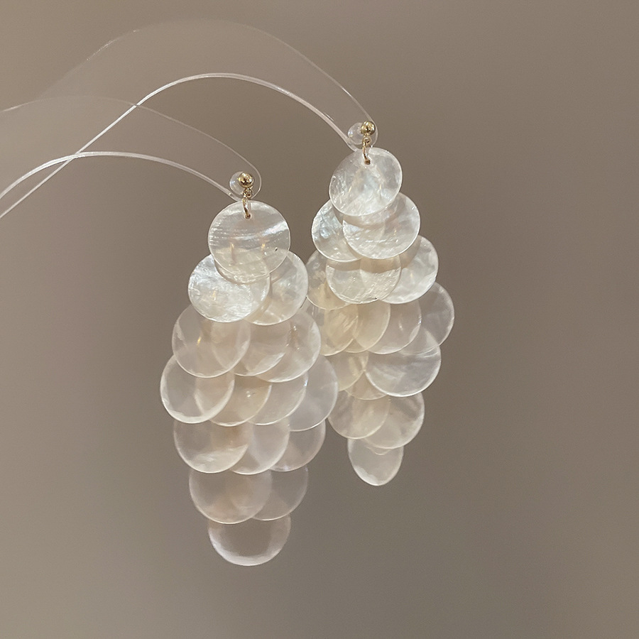 Pendientes de borla de concha blanca redonda con aguja de plata Pendientes de todo fósforo de moda de estilo de vacaciones Pendientes de alta gama de nicho al por mayor