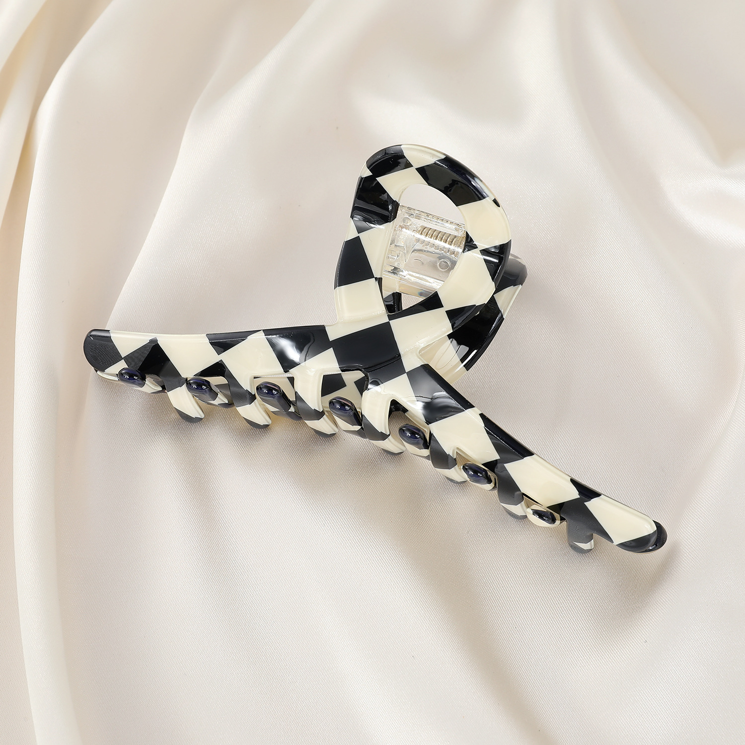 Korean Checkerboard Catching Clip Temperament Black And White Hairpin Acrylic Hair Accessories display picture 6