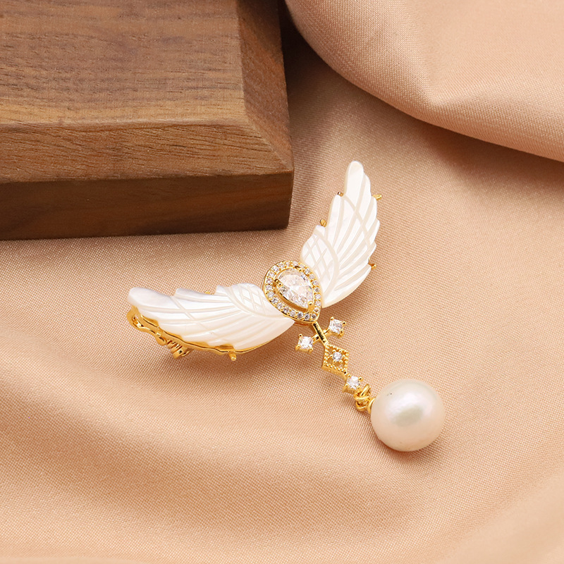 Alas de Ángel alas de concha broche de perlas nicho de alto grado de luz de lujo ramillete joyería pin 18K chapado en oro femenino