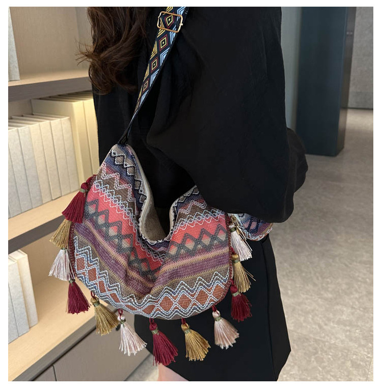 Women's Medium Special Material Geometric Ethnic Style Streetwear Tassel Dumpling Shape Zipper Tote Bag display picture 10