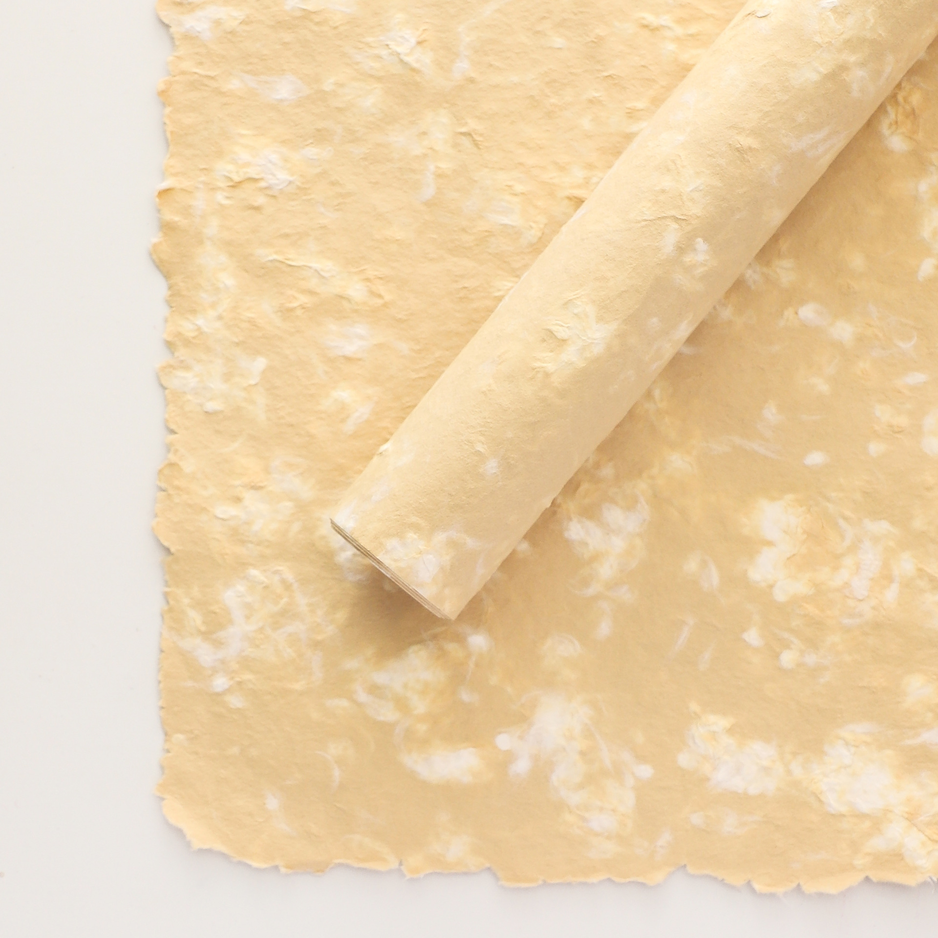 Huaxi día de San Valentín de dos colores mano rasgada Dongba papel retro textura de piedra flor de papel de embalaje floral paquete floral