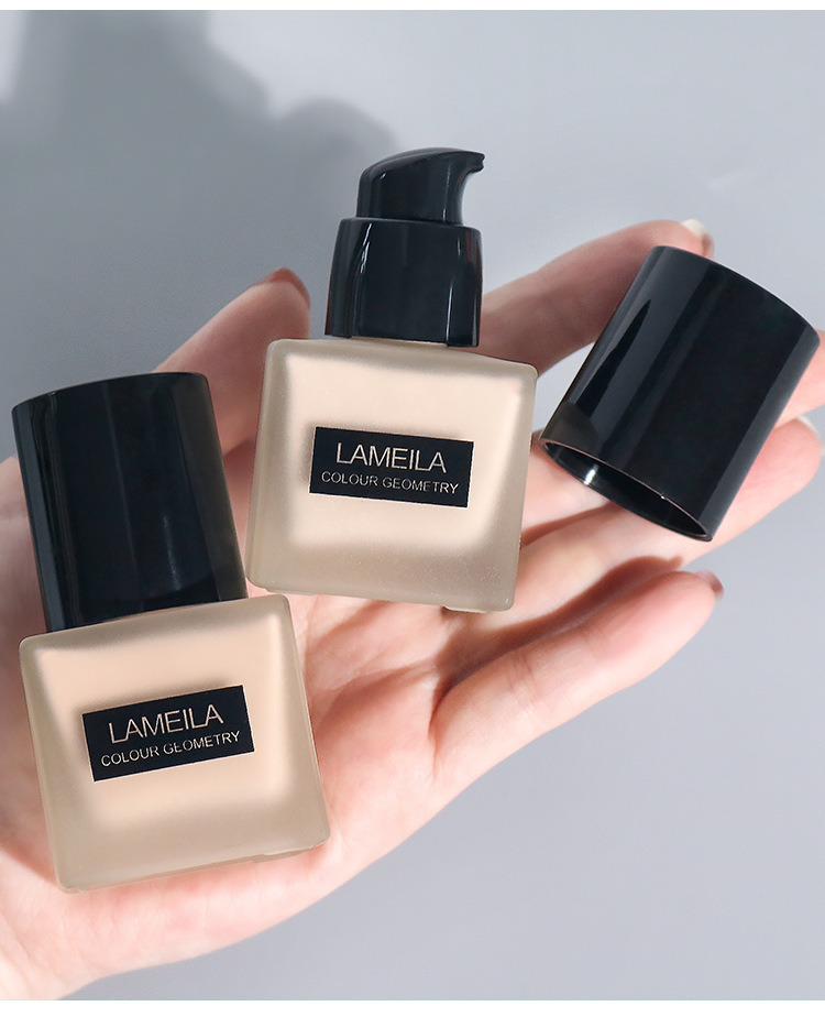 The small square bottle foundation liquid is long-lasting and does not smudge. It naturally controls oil and dries the skin. The cushion base cream is clear, concealing and isolating. BB cream undefined