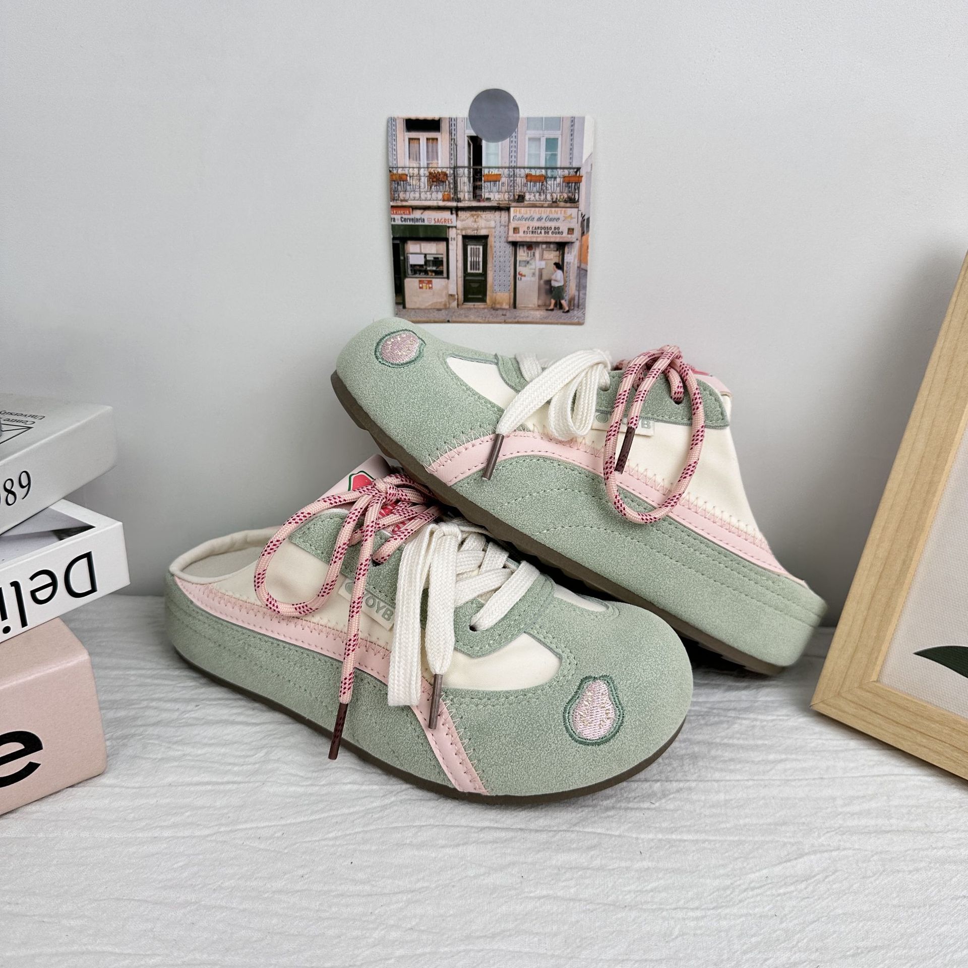 Zapatos perezosos de onda lejana para mujer 2025 nuevo estilo de un pedal y dos desgaste zapatos blancos de verano zapatillas de deporte zapatos casuales de nicho