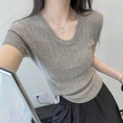 新商品の水滴の襟の小さい香風のニットの半袖の女性の2024夏の百合の修身はやせている透かし彫りの気質の上着の潮を現します。