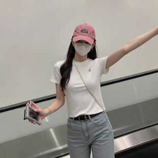 �ļ��A�I�̽�С��ţ�͹�ɫ���A�ȴ��@�ݰٴ����¼�ɫ����Ůt��