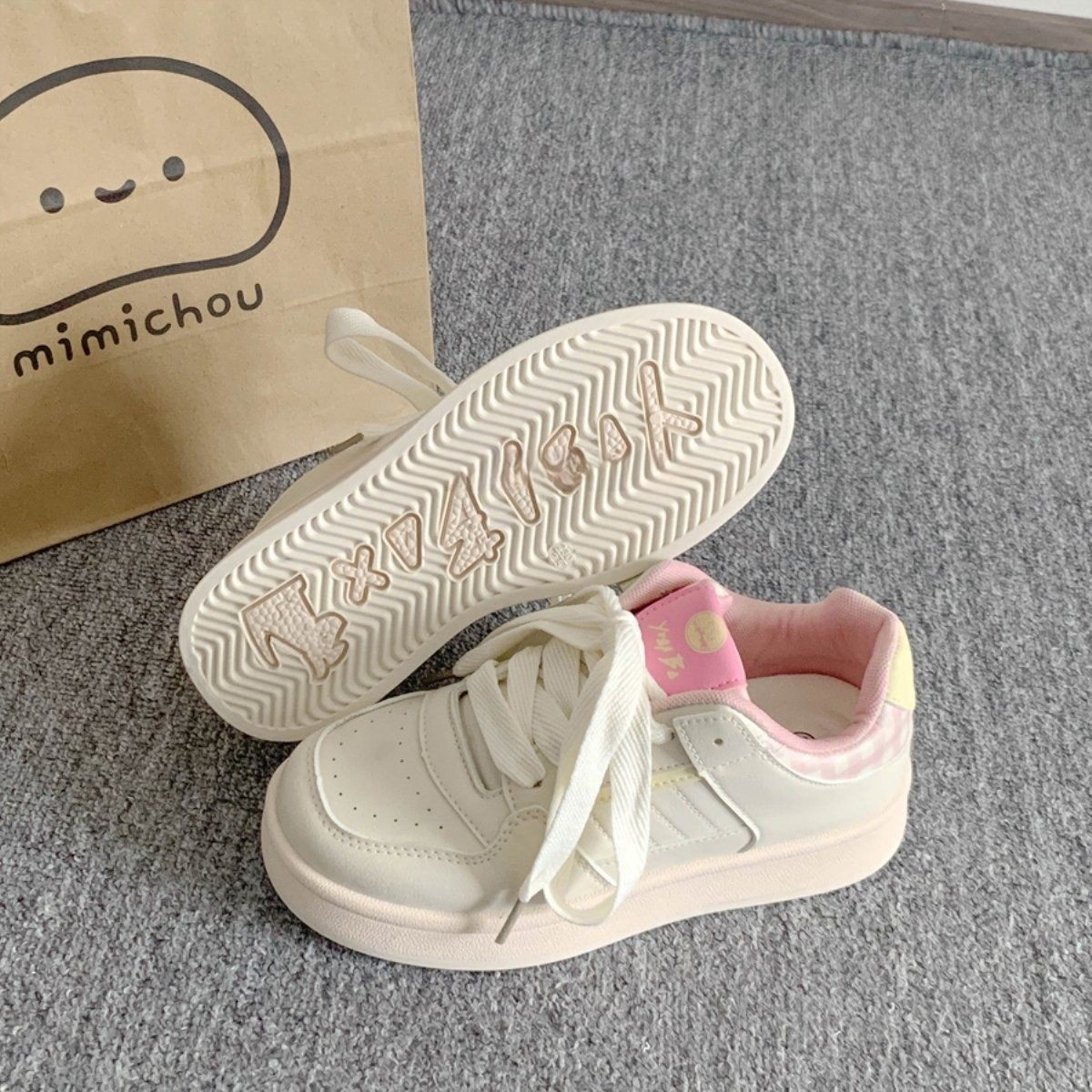 Pequeños zapatos blancos de suela gruesa para mujeres, otoño de 2025 nuevos zapatos para mujeres en la tendencia, zapatos de pan de nicho casuales para mujeres