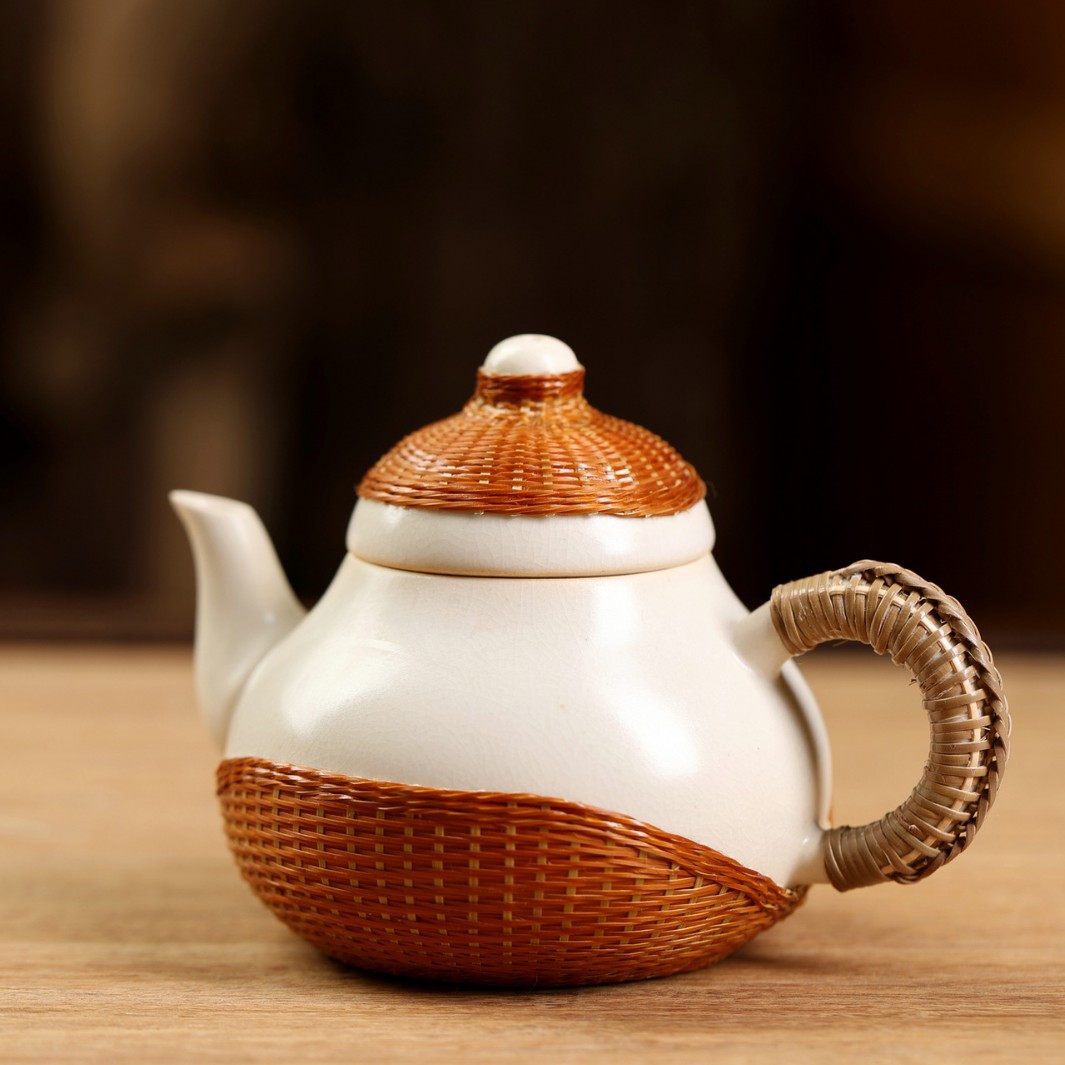 Intangible cultural heritage handmade bamboo-woven porcelain anti-scalding soda glaze small pear-shaped teapot, fairness cup, household tea brewing vessel