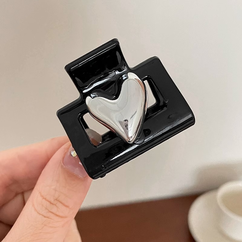 Temperamento en la parte posterior de la cabeza, clip de agarre para el cabello femenino 2025 nuevo clip de tiburón de letras negras grandes de alta gama, tocado, horquilla