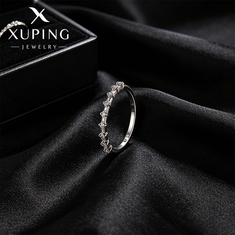 Xuping incrustado de una sola fila de zircon simple ins viento pequeño anillo de banda delgada aleación de cobre chapado blanco anillo diario al por mayor