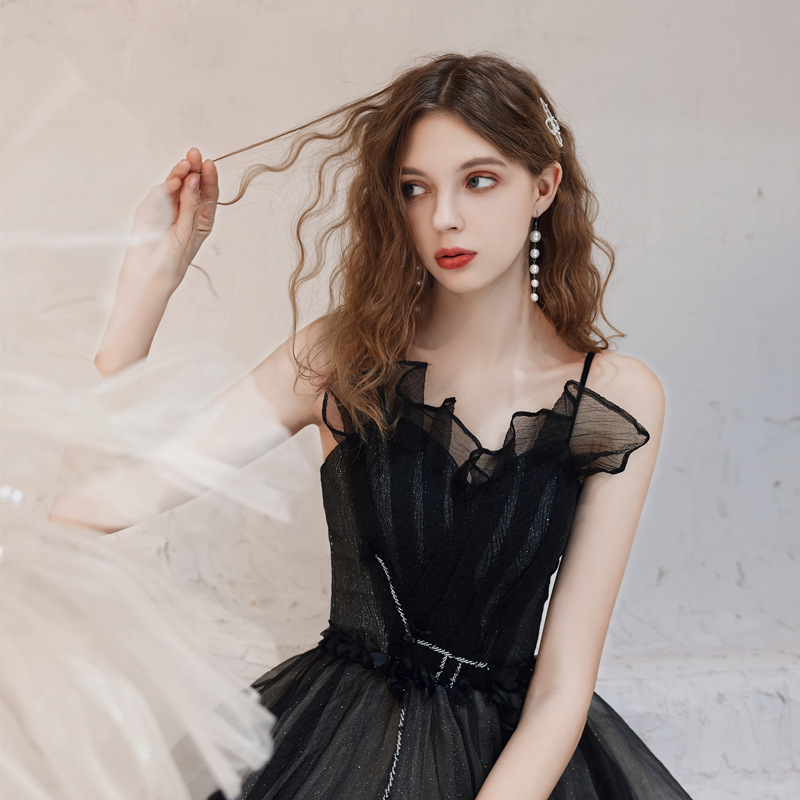 Vestido de cena de reunión anual negro para mujeres 2026 nuevo estilo simple y generoso adelgazamiento de los estudiantes de exámenes de arte rendimiento de hadas