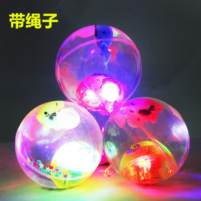 Yiwu pequeño mercado de productos básicos juguetes para niños al por mayor regalos del mercado nocturno bajo 1 yuan puesto nuevos pequeños regalos luminosos.