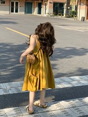 女童吊帶裙2024夏季女寶寶森系棉麻吸汗透氣薑黃色寬鬆背心連衣裙