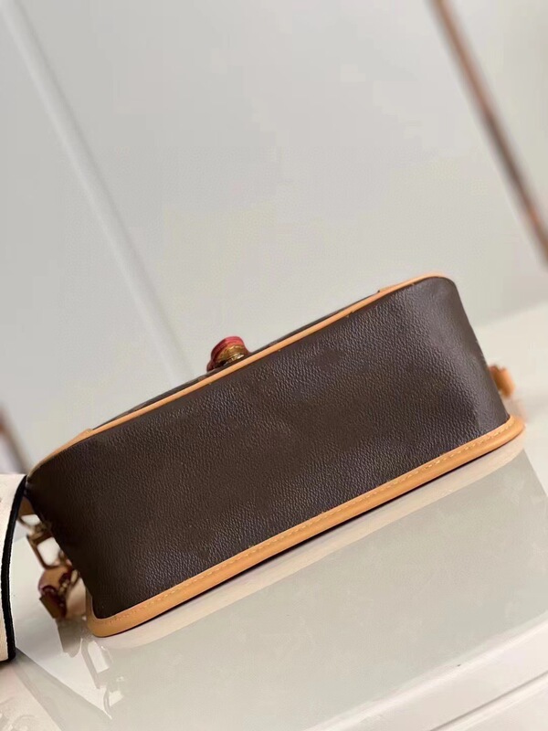 ロゴ入りチップ牛革バージョン老眼Vバゲットバッグシングルショルダークロスボディ刺繍ショルダーストラップレディースバッグフラップメッセンジャーバッグ|undefined