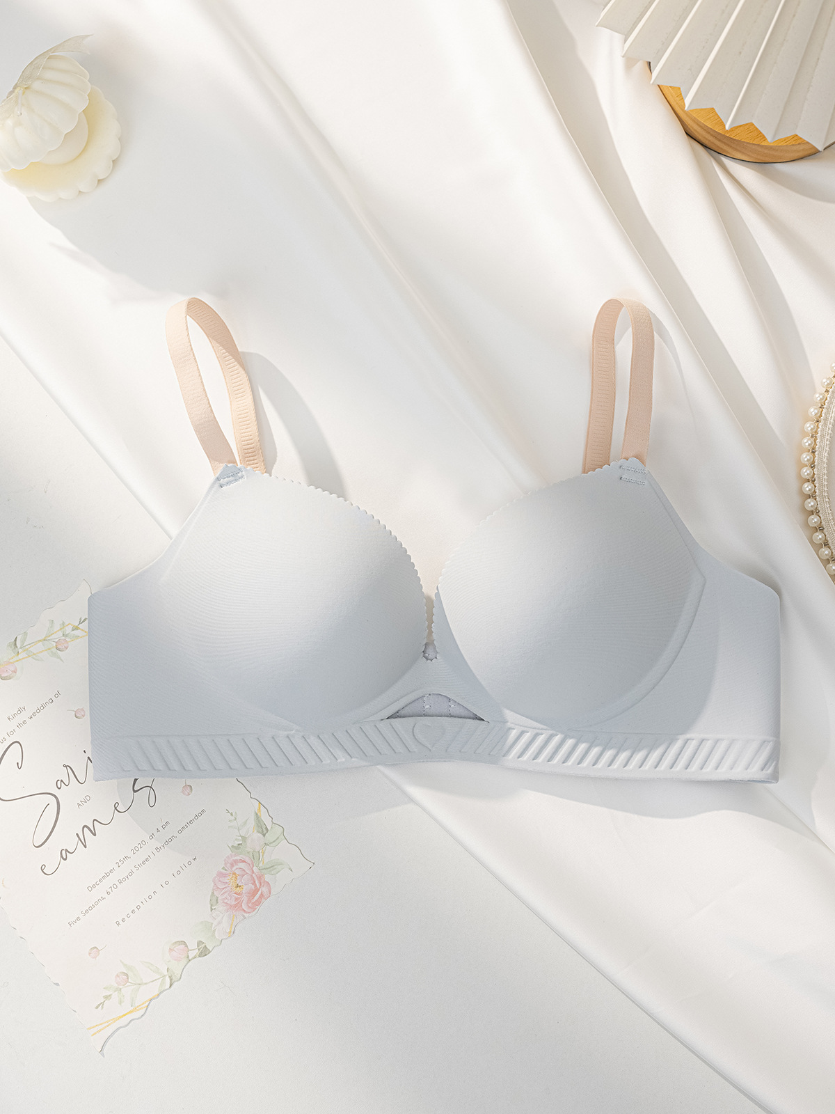 Venta directa de fábrica comercio electrónico transfronterizo Sudeste de Asia Vietnam Tailandia damas pecho pequeño simple sujetador ligero cómodo