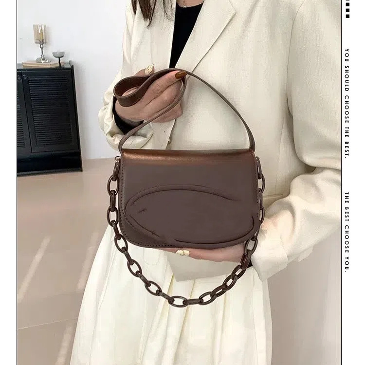 2024 nuevo bolso Dingdong de nicho de moda, bolso cuadrado pequeño negro, bolso de cuero suave, bolso de mujer de un solo hombro y axila de estilo occidental
