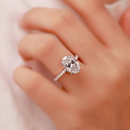 Live stream supply wholesale light luxury European and American four-claw simulated moissanite diamond engagement rings large carat oval pigeon egg rings for women