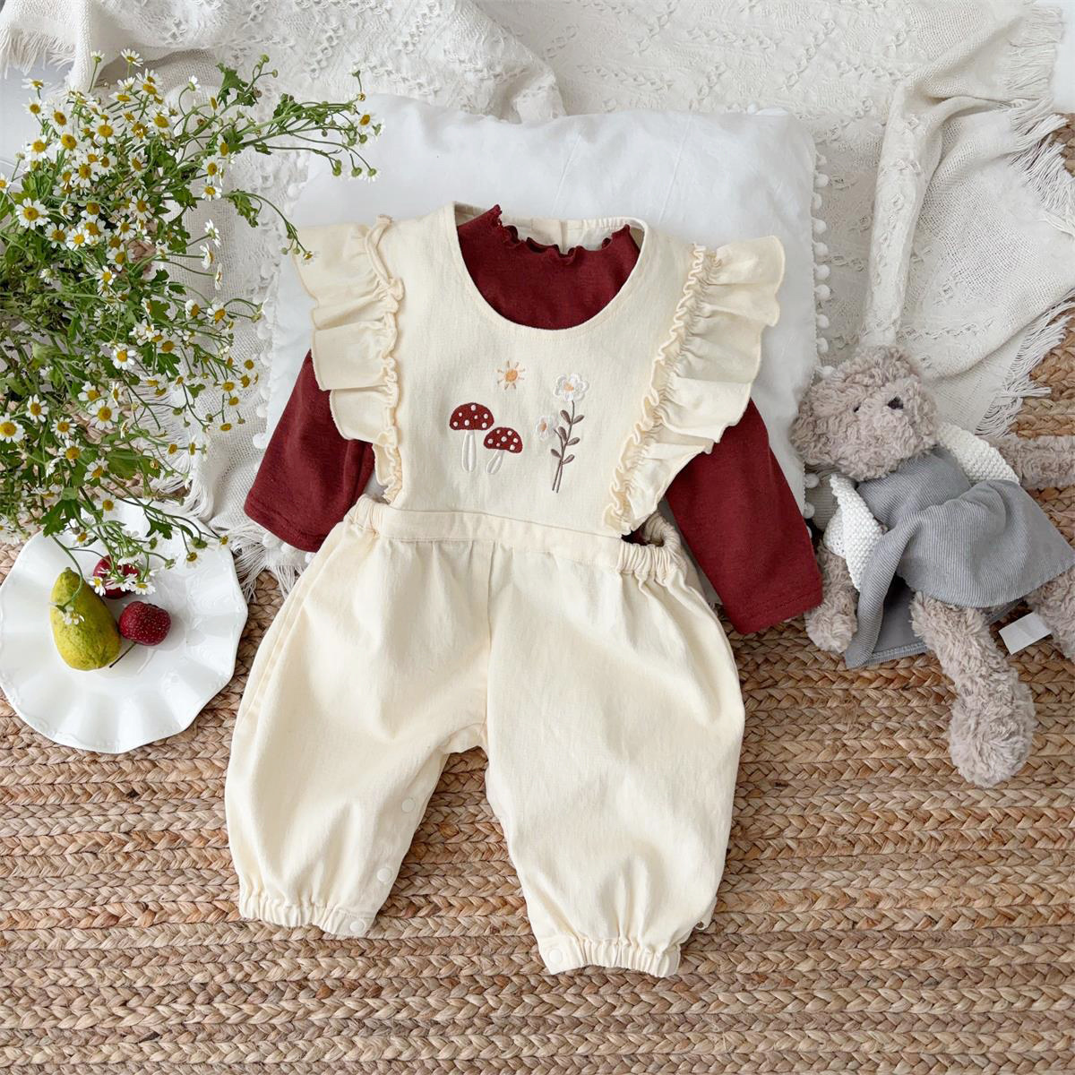 Primavera 2025 nuevo producto Corea de una clase de bebé bordado de dibujos animados traje de correa de hongo estilo occidental ropa de salida para bebés