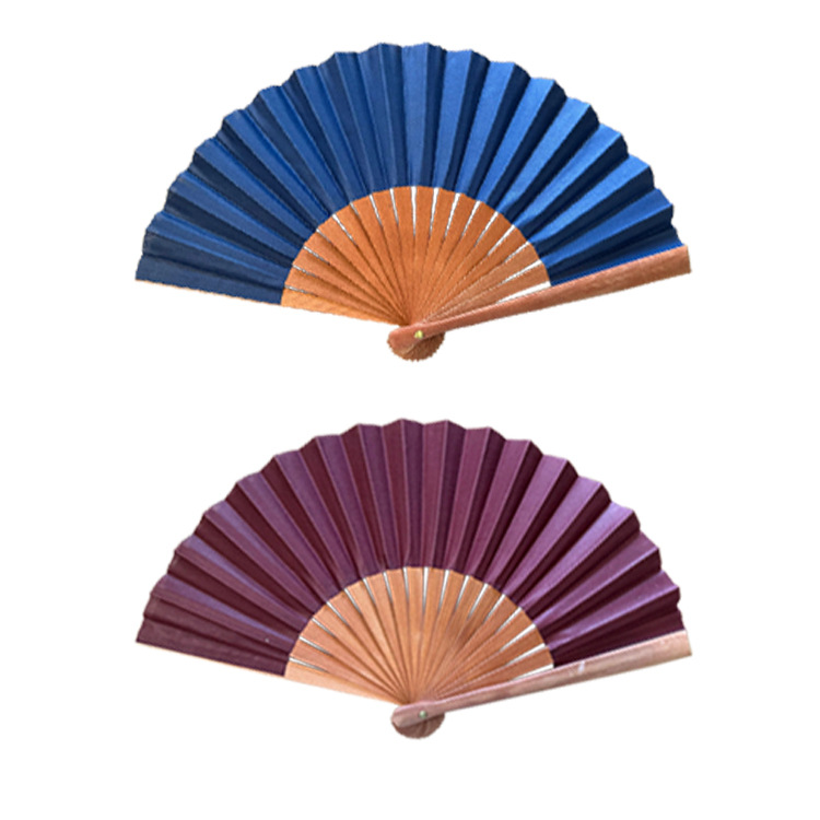 Venta caliente transfronteriza Ventilador plegable de estilo británico Tallado de hierro y madera Ventilador artesanal de serigrafía con dibujo Barniz personalizado para evitar grietas