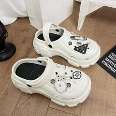 Women's Summer Outdoor Thick Sole Slip Resistant Slides 2024 New Fashion Influencer Beach Slippers with Toe Cap