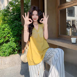 黄色夏日元气感套装女2026新款洋气刺绣V领背心条纹阔腿裤两件套