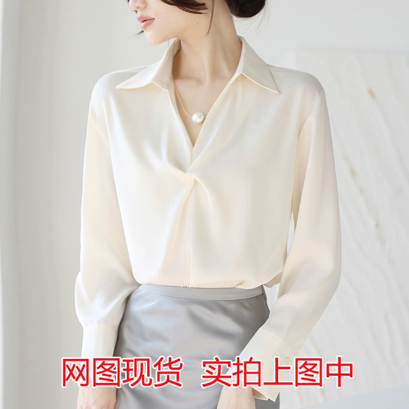 Французский дизайн темпераментный атласная рубашка женский 2024 осень новый постной жемчуг ожерелье профессиональный топ