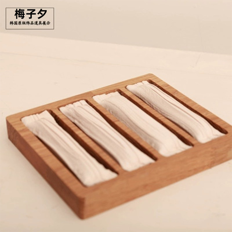 人像のアクセサリーの棚の韓国版のしわの皮のブレスレットの腕時計はイヤリングの耳のチェーンの棚のショーウインドーを撮影して道具の卸売りを陳列します。