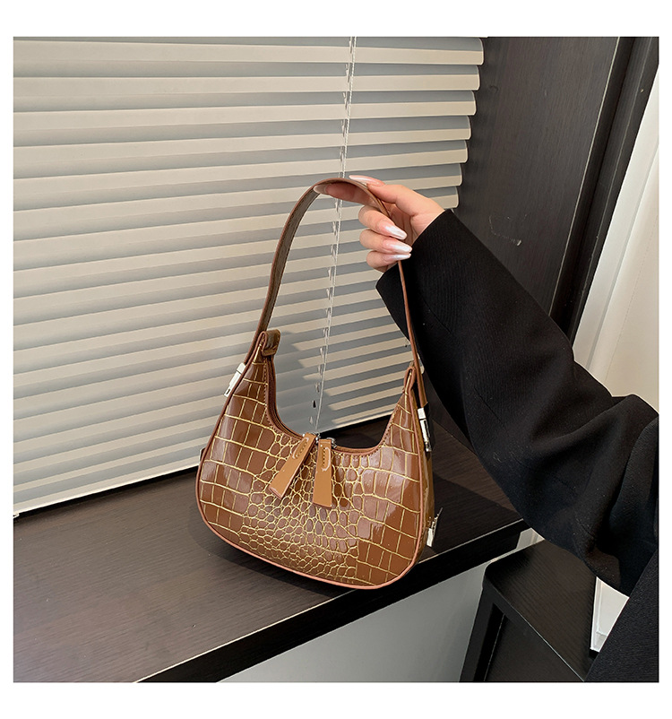 Femmes Petit Faux Cuir Couleur Unie Crocodile Vêtement De Rue Forme D'Oreiller Fermeture Éclair Sac Sous Les Bras display picture 20