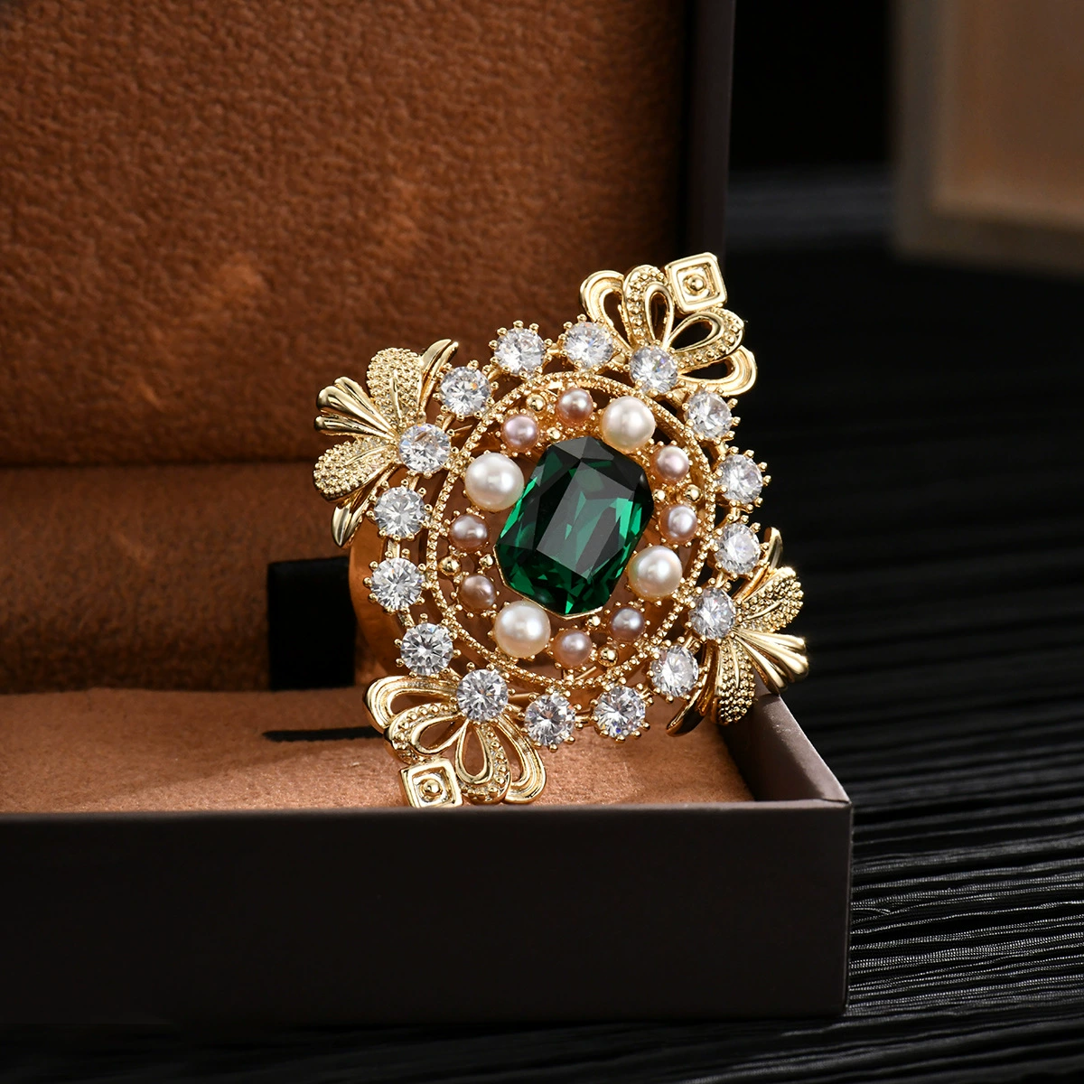 Middle -aged money -style silk scarf buckle brooches dual -use pure copper inlaid freshwater pearl Austrian crystal gold -plated high -end
