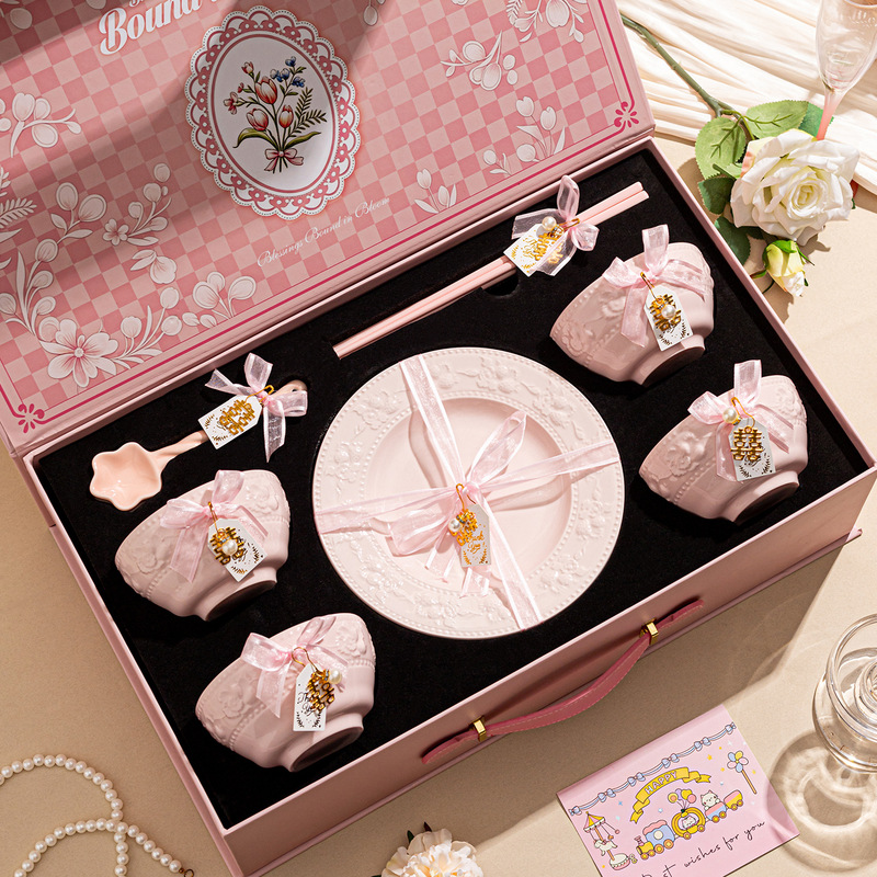 Creative Instagram-style embossed strawberry ceramic tableware set, perfect as a birthday gift or housewarming present for home use